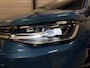 Volkswagen Caddy Maxi 1.5 TSI DSG 7p. MAXI PANO/TREKHAAK/VIRTUAL/LED/ACC/CAMERA/LEER-ALCANTARA SP.STOELEN/18"LMV/2XSCHUIFDEUR/KLEUR COSTA AZUL METALLIC/UNIEKE AUTO