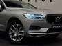 Volvo XC60 2.0 T8 Twin Engine AWD Momentum HYBRIDE PANORAMA KEYLESS VIRTUAL TREKHAAK ASSIST GARANTIE NAP APK