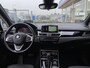 BMW 2-Serie Active Tourer 218i High Executive / Automaat / NL-Auto / Vol-Leder / Harman-Kardon-Audio / Head-Up-Display / 92.000 Km / 1e-Eigenaar / Dealer-Onderhouden / Stoelverwarming / Adaptieve Cruise-Control / Extra Winterset-Lichtmetaal / LED / DAB / Navi / Camera / E-Achterklep / PDC / 16'' LMV / All-Season / ENZ.