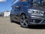 BMW 2-Serie Active Tourer 218i High Executive / Automaat / NL-Auto / Vol-Leder / Harman-Kardon-Audio / Head-Up-Display / 92.000 Km / 1e-Eigenaar / Dealer-Onderhouden / Stoelverwarming / Adaptieve Cruise-Control / Extra Winterset-Lichtmetaal / LED / DAB / Navi / Camera / E-Achterklep / PDC / 16'' LMV / All-Season / ENZ.