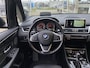 BMW 2-Serie Active Tourer 218i High Executive / Automaat / NL-Auto / Vol-Leder / Harman-Kardon-Audio / Head-Up-Display / 92.000 Km / 1e-Eigenaar / Dealer-Onderhouden / Stoelverwarming / Adaptieve Cruise-Control / Extra Winterset-Lichtmetaal / LED / DAB / Navi / Camera / E-Achterklep / PDC / 16'' LMV / All-Season / ENZ.