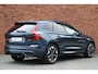 Volvo XC60 T6 AUT80 350PK AWD Plus Dark | Actieve Luchtvering | Panoramisch schuif- / kanteldak | Full-LED Adaptieve Koplampen | 360 Graden Camera | Extra Getint Glas | 20" Lichtmetalen Velgen | Elektrisch verstelbare stoelen met geheugenfunctie | Harman/Kardon Audiosysteem | Stoel- / stuurwielverwarming