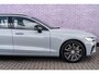 Volvo V60 2.0 T6 Plug-in hybrid AWD Plus Dark | Harman Kardon Audio | Trekhaak | Stoel- / Stuurverwarming Voor + Achter | 360 Camera | Adaptive Cruise | Long Range | Google | Carplay | Dodehoekdetectie