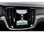 Volvo V60 2.0 T6 Plug-in hybrid AWD Plus Dark | Harman Kardon Audio | Trekhaak | Stoel- / Stuurverwarming Voor + Achter | 360 Camera | Adaptive Cruise | Long Range | Google | Carplay | Dodehoekdetectie