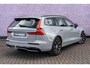 Volvo V60 2.0 T6 Plug-in hybrid AWD Plus Dark | Harman Kardon Audio | Trekhaak | Stoel- / Stuurverwarming Voor + Achter | 360 Camera | Adaptive Cruise | Long Range | Google | Carplay | Dodehoekdetectie