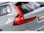 Volvo V60 2.0 T6 Plug-in hybrid AWD Plus Dark | Harman Kardon Audio | Trekhaak | Stoel- / Stuurverwarming Voor + Achter | 360 Camera | Adaptive Cruise | Long Range | Google | Carplay | Dodehoekdetectie
