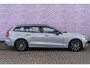 Volvo V60 2.0 T6 Plug-in hybrid AWD Plus Dark | Harman Kardon Audio | Trekhaak | Stoel- / Stuurverwarming Voor + Achter | 360 Camera | Adaptive Cruise | Long Range | Google | Carplay | Dodehoekdetectie