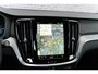 Volvo V60 2.0 T6 Plug-in hybrid AWD Plus Dark | Harman Kardon Audio | Trekhaak | Stoel- / Stuurverwarming Voor + Achter | 360 Camera | Adaptive Cruise | Long Range | Google | Carplay | Dodehoekdetectie