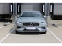 Volvo V60 T6 Plug-in hybrid AWD Essential | Adaptieve Cruise Control Met Stuurhulp | BLIS Dodehoekdetectie | 19 inch lichtmetalen velgen | Verwarmbare Voor- en Achterstoelen | Stuurwielverwarming | Automatisch Dimmende Binnen- en Buitenspiegels | Park Assist Voor & Achter incl. Parkeercamera | Google Services | Elektrisch Verstelbare Lendensteun Met 2-Weg Verstelling