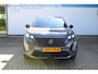 Peugeot 2008 1.2 Hybrid 136 Allure | Incl. 12 maanden Garantie | 360* Camera | Keyless entry/start | Adaptive cruise | Draadloze telefoonlader | Navigatie | Dodehoeksensoren | Lane assist | Climate controle | Virtual cockpit | Schakelmogelijkheid aan stuurwiel | Apple CarPlay/Android Auto | 17 Inch LMV | LED Koplampen | Zwarte hemelbekleding |