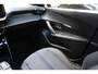 Peugeot 2008 1.2 Hybrid 136 Allure | Incl. 12 maanden Garantie | 360* Camera | Keyless entry/start | Adaptive cruise | Draadloze telefoonlader | Navigatie | Dodehoeksensoren | Lane assist | Climate controle | Virtual cockpit | Schakelmogelijkheid aan stuurwiel | Apple CarPlay/Android Auto | 17 Inch LMV | LED Koplampen | Zwarte hemelbekleding |