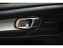 Volvo XC40 B4 Plus Dark Mild Hybrid 197pk | 2000 kg trekgewicht | Trekhaak | Stuur & Stoelverwarming | Pilot Assist | Elektrische Achterklep | Elektrische Stoelen | Google Services | Harman Kardon |