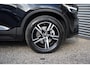 Volvo XC40 B4 Plus Dark | 2000 kg trekgewicht | Trekhaak | Stuur & Stoelverwarming | Pilot Assist | Elektrische Achterklep | Elektrische Stoelen | Google Services | Harman Kardon |