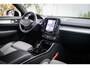 Volvo XC40 2.0 B4 Plus Dark | Adaptieve Cruise control | BLIS Dodehoek detectie | Stoel + Stuurverwarming | Keyless | Elektr. Stoelen | Memory | Trekhaak | Parkeercamera | Harman Kardon Audio