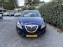 Lancia Delta 1.4-16V Turbo Oro | Navi | Autom. Airco | Cruise Control | PDC | Park Assist | Privacy Glass | 17" LMV | APK tot 09-09-2026!