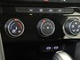 Volkswagen T-Roc 1.5 TSI Style Business | Achteruitrijcamera | Navigatie | Adaptieve cruise control | Draadloze telefoonlader | Airco | CarPlay | Parkeersensoren |