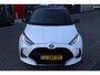 Toyota Yaris 1.5 HYBRID EXECUTIVE 17"LMV DODEHOEK HALF-LEDER/STOELVERWARMING P-SENSOREN NAVI LED-PAKKET KEYLESS NL-AUTO