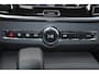 Volvo V90 T6 Recharge AWD Ultra Dark - Luchtvering - Panorama/schuifdak - IntelliSafe Assist & Surround - 360º Camera - Harman/Kardon audio - Adaptieve LED koplampen - Verwarmde voorstoelen, stuur & achterbank - Parkeersensoren voor & achter - Elektr. bedienb. voorstoelen met geheugen - Head up display - 20' LMV