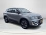 Suzuki Vitara 1.0 Boosterjet Stijl Elektronisch schuif- kanteldak | All seasonbanden | Parkeersensoren voor- en achter | Navigatiesysteem | Afneembare trekhaak | Adaptieve Cruise Control | Climate Control | 36 maanden GARANTIE