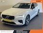Volvo V60 2.0 T6 Recharge AWD R-Design Expression PHEV 340PK Airco ECC Navi Carplay PDC VA + Camera Full LED Trekhaak Privacy Glass Winter Pack Sensus connect High Performance Cruise Control
