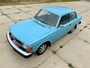 Volvo 100-Serie 142 De Luxe in super retro kleurstelling, handgeschakeld