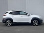 Hyundai Kona 1.0 T-GDI Premium / Dealer onderhouden / 1.200 kg Trekgewicht / Navigatie Bluelink / HUD / Achteruitrijcamera / Stoelventilatie / Stuur-, stoel- en achterbankverwarming / 18" LM wielen /