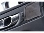 Volvo XC60 2.0 T6 Plug-in hybrid AWD Ultimate Bright | Long Range | Harman Kardon Audio | Schuif- / Kanteldak | Head Up Display | Stoel- / Stuurverwarming | Power Seats | Keyless | Parkeerverwarming | Dodehoek Detectie | Elektrische achterklep |
