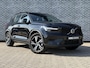 Volvo XC40 2.0 B4 Plus Dark | Trekhaak | Adaptive cruise control | Harman Kardon audio | Verwarmbare voorruit | Dode hoek detectie BLIS | Stoel- en stuurwielverwarming |