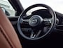 Mazda 3 2.0 e-SkyActiv-X M Hybrid 186 Nagisa | Aero pakket | Alcantara/Leder met stoelgeheugen | Achteruitrijcamera | Bose | HeadupDisplay | Navigatie en draadloze Applecarplay\Androidauto | Verlichte Dorpelbeschermers | Parelmoer Wit