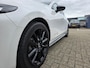 Mazda 3 2.0 e-SkyActiv-X M Hybrid 186 Nagisa | Aero pakket | Alcantara/Leder met stoelgeheugen | Achteruitrijcamera | Bose | HeadupDisplay | Navigatie en draadloze Applecarplay\Androidauto | Verlichte Dorpelbeschermers | Parelmoer Wit