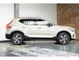 Volvo XC40 B4 Plus Dark | Verwarmde Voorstoelen+Stuurwiel | Verwarmde voorruit | Semi-Elektrische Trekhaak | Harman Kardon Premium Audio | Apple Carplay / Android Auto | Electrisch bedienbare voorstoelen | Google infotaiment