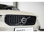 Volvo XC40 B4 Plus Dark | Verwarmde Voorstoelen+Stuurwiel | Verwarmde voorruit | Semi-Elektrische Trekhaak | Harman Kardon Premium Audio | Apple Carplay / Android Auto | Electrisch bedienbare voorstoelen | Google infotaiment