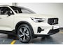 Volvo XC40 B4 Plus Dark | Verwarmde Voorstoelen+Stuurwiel | Verwarmde voorruit | Semi-Elektrische Trekhaak | Harman Kardon Premium Audio | Apple Carplay / Android Auto | Electrisch bedienbare voorstoelen | Google infotaiment