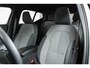 Volvo XC40 B4 Plus Dark | Verwarmde Voorstoelen+Stuurwiel | Verwarmde voorruit | Semi-Elektrische Trekhaak | Harman Kardon Premium Audio | Apple Carplay / Android Auto | Electrisch bedienbare voorstoelen | Google infotaiment
