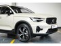 Volvo XC40 B4 Plus Dark | Verwarmde Voorstoelen+Stuurwiel | Verwarmde voorruit | Semi-Elektrische Trekhaak | Harman Kardon Premium Audio | Apple Carplay / Android Auto | Electrisch bedienbare voorstoelen | Google infotaiment