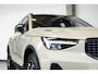 Volvo XC40 B4 Plus Dark | Verwarmde Voorstoelen+Stuurwiel | Verwarmde voorruit | Semi-Elektrische Trekhaak | Harman Kardon Premium Audio | Apple Carplay / Android Auto | Electrisch bedienbare voorstoelen | Google infotaiment