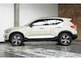 Volvo XC40 B4 Plus Dark | Verwarmde Voorstoelen+Stuurwiel | Verwarmde voorruit | Semi-Elektrische Trekhaak | Harman Kardon Premium Audio | Apple Carplay / Android Auto | Electrisch bedienbare voorstoelen | Google infotaiment