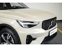 Volvo XC40 B4 Plus Dark | Verwarmde Voorstoelen+Stuurwiel | Verwarmde voorruit | Semi-Elektrische Trekhaak | Harman Kardon Premium Audio | Apple Carplay / Android Auto | Electrisch bedienbare voorstoelen | Google infotaiment