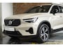 Volvo XC40 B4 Plus Dark | Verwarmde Voorstoelen+Stuurwiel | Verwarmde voorruit | Semi-Elektrische Trekhaak | Harman Kardon Premium Audio | Apple Carplay / Android Auto | Electrisch bedienbare voorstoelen | Google infotaiment