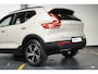 Volvo XC40 B4 Plus Dark | Verwarmde Voorstoelen+Stuurwiel | Verwarmde voorruit | Semi-Elektrische Trekhaak | Harman Kardon Premium Audio | Apple Carplay / Android Auto | Electrisch bedienbare voorstoelen | Google infotaiment