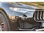 Maserati Levante 3.0 V6 AWD GranLusso 350 pk Facelift Driver ass.Pack 1 | Open dak | Harman/Kardon | Camera | Luchtvering | Carplay | Keyless | DAB | Full LED | 20"