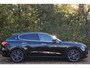 Maserati Levante 3.0 V6 AWD GranLusso 350 pk Facelift Driver ass.Pack 1 | Open dak | Harman/Kardon | Camera | Luchtvering | Carplay | Keyless | DAB | Full LED | 20"
