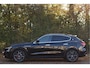 Maserati Levante 3.0 V6 AWD GranLusso 350 pk Facelift Driver ass.Pack 1 | Open dak | Harman/Kardon | Camera | Luchtvering | Carplay | Keyless | DAB | Full LED | 20"