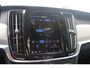 Volvo V90 T6 350PK AWD Ultra Dark | Adaptieve Cruise Control met Pilot Assist | Verwarmde Voorstoelen en Stuurwiel | Panoramisch Schuif-/kanteldak | Gelamineerde zijruiten en achterruit | Harman Kardon | Head-Up Display | Semi- Elektrische Trekhaak | 360º Camera | All-Seasonbanden | Blind Spot Information System | Verwarmbare achterbank | 19" Lichtmetalen wielen