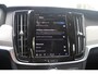 Volvo V90 T6 350PK AWD Ultra Dark | Adaptieve Cruise Control met Pilot Assist | Verwarmde Voorstoelen en Stuurwiel | Panoramisch Schuif-/kanteldak | Gelamineerde zijruiten en achterruit | Harman Kardon | Head-Up Display | Semi- Elektrische Trekhaak | 360º Camera | All-Seasonbanden | Blind Spot Information System | Verwarmbare achterbank | 19" Lichtmetalen wielen