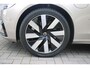 Volvo V90 T6 350PK AWD Ultra Dark | Adaptieve Cruise Control met Pilot Assist | Verwarmde Voorstoelen en Stuurwiel | Panoramisch Schuif-/kanteldak | Gelamineerde zijruiten en achterruit | Harman Kardon | Head-Up Display | Semi- Elektrische Trekhaak | 360º Camera | All-Seasonbanden | Blind Spot Information System | Verwarmbare achterbank | 19" Lichtmetalen wielen