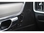 Volvo V90 T6 350PK AWD Ultra Dark | Adaptieve Cruise Control met Pilot Assist | Verwarmde Voorstoelen en Stuurwiel | Panoramisch Schuif-/kanteldak | Gelamineerde zijruiten en achterruit | Harman Kardon | Head-Up Display | Semi- Elektrische Trekhaak | 360º Camera | All-Seasonbanden | Blind Spot Information System | Verwarmbare achterbank | 19" Lichtmetalen wielen