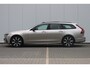 Volvo V90 T6 350PK AWD Ultra Dark | Adaptieve Cruise Control met Pilot Assist | Verwarmde Voorstoelen en Stuurwiel | Panoramisch Schuif-/kanteldak | Gelamineerde zijruiten en achterruit | Harman Kardon | Head-Up Display | Semi- Elektrische Trekhaak | 360º Camera | All-Seasonbanden | Blind Spot Information System | Verwarmbare achterbank | 19" Lichtmetalen wielen