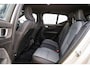 Volvo XC40 B4 Aut Plus Dark | Trekhaak | Adaptive Cruise | BLIS | Harman/Kardon audio | Elektrische stoelverstelling | Stoel- en stuurverwarming | Verwarmde Voorruit |