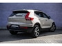 Volvo XC40 B4 Aut Plus Dark | Trekhaak | Adaptive Cruise | BLIS | Harman/Kardon audio | Elektrische stoelverstelling | Stoel- en stuurverwarming | Verwarmde Voorruit |